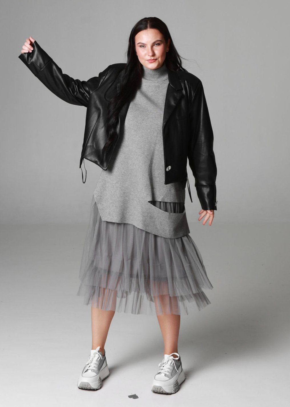 Adīta kleita ar tilla apakšu