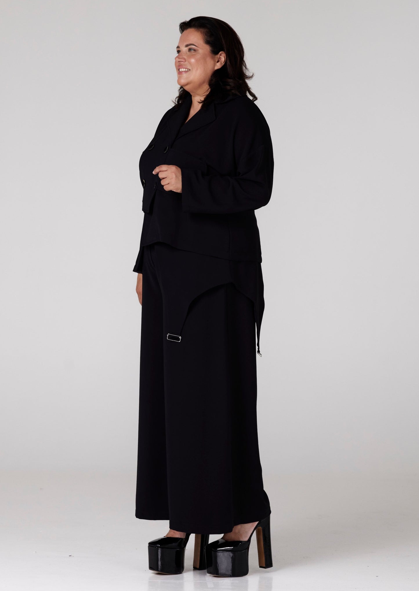 Kostīms ar asimetriskām detaļām