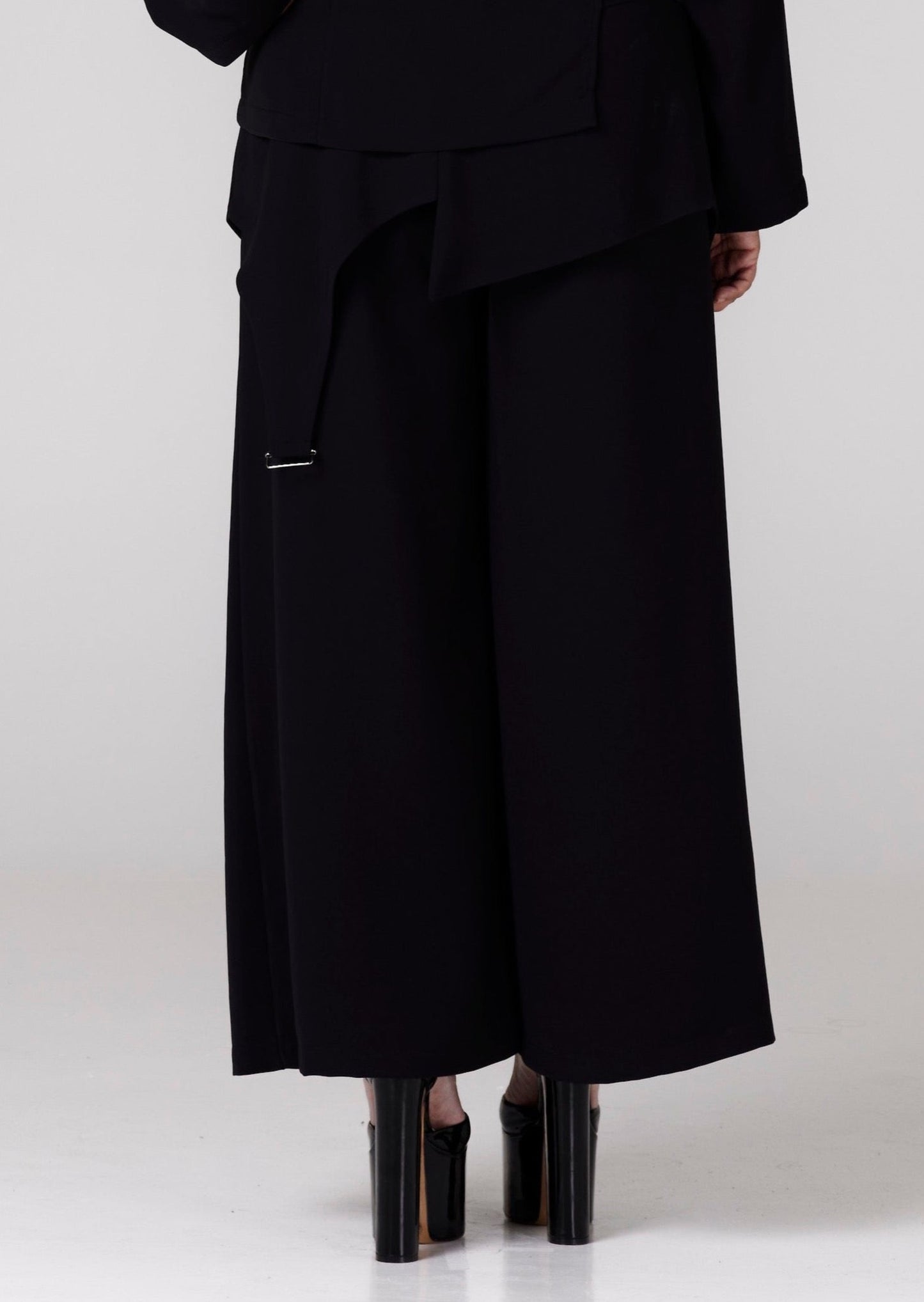 Bikses ar asimetriskām detaļām