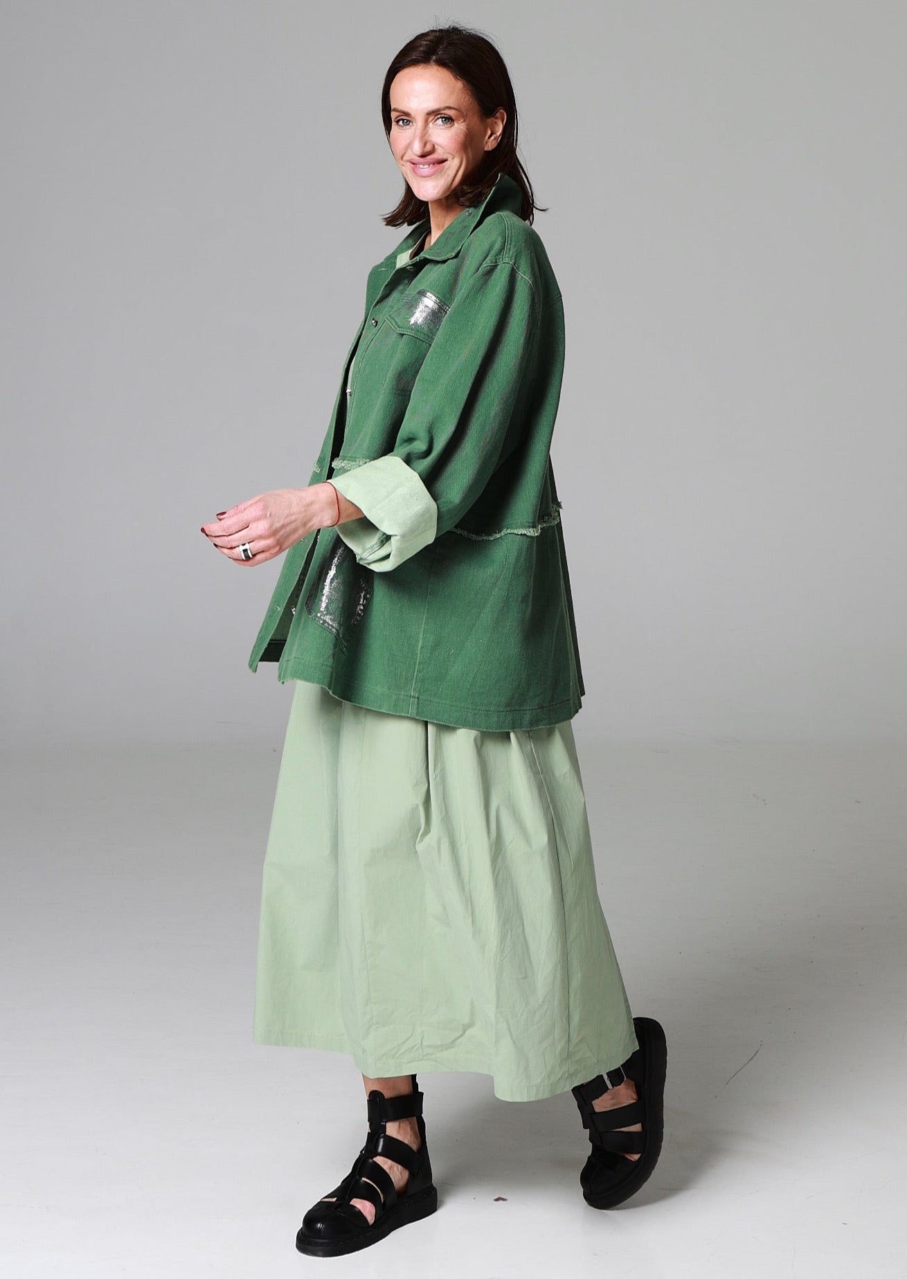 Kleita ar savilkumiem sānos