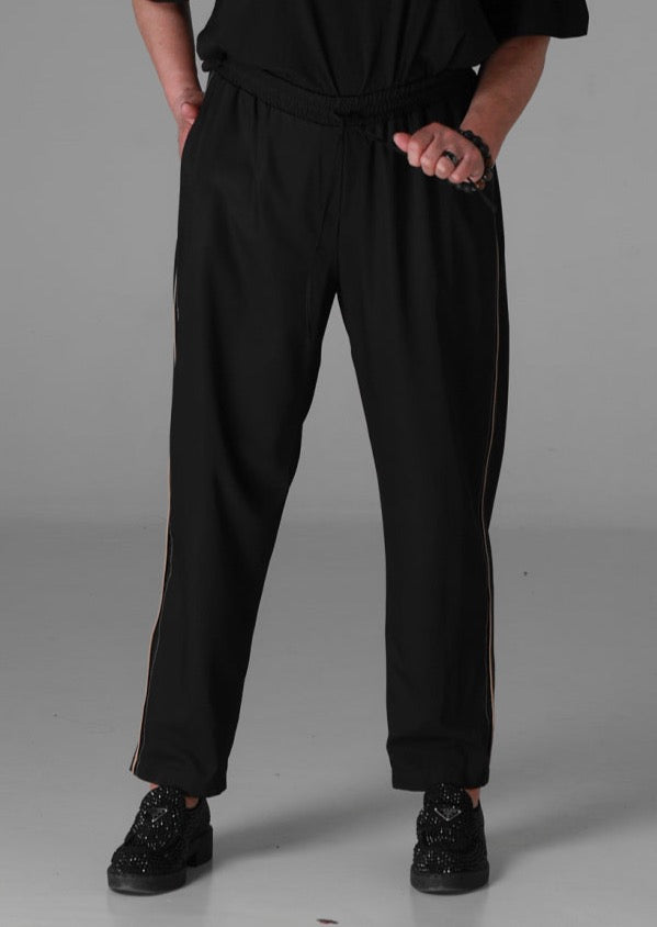 Bikses ar bēšu sānu iešuvi