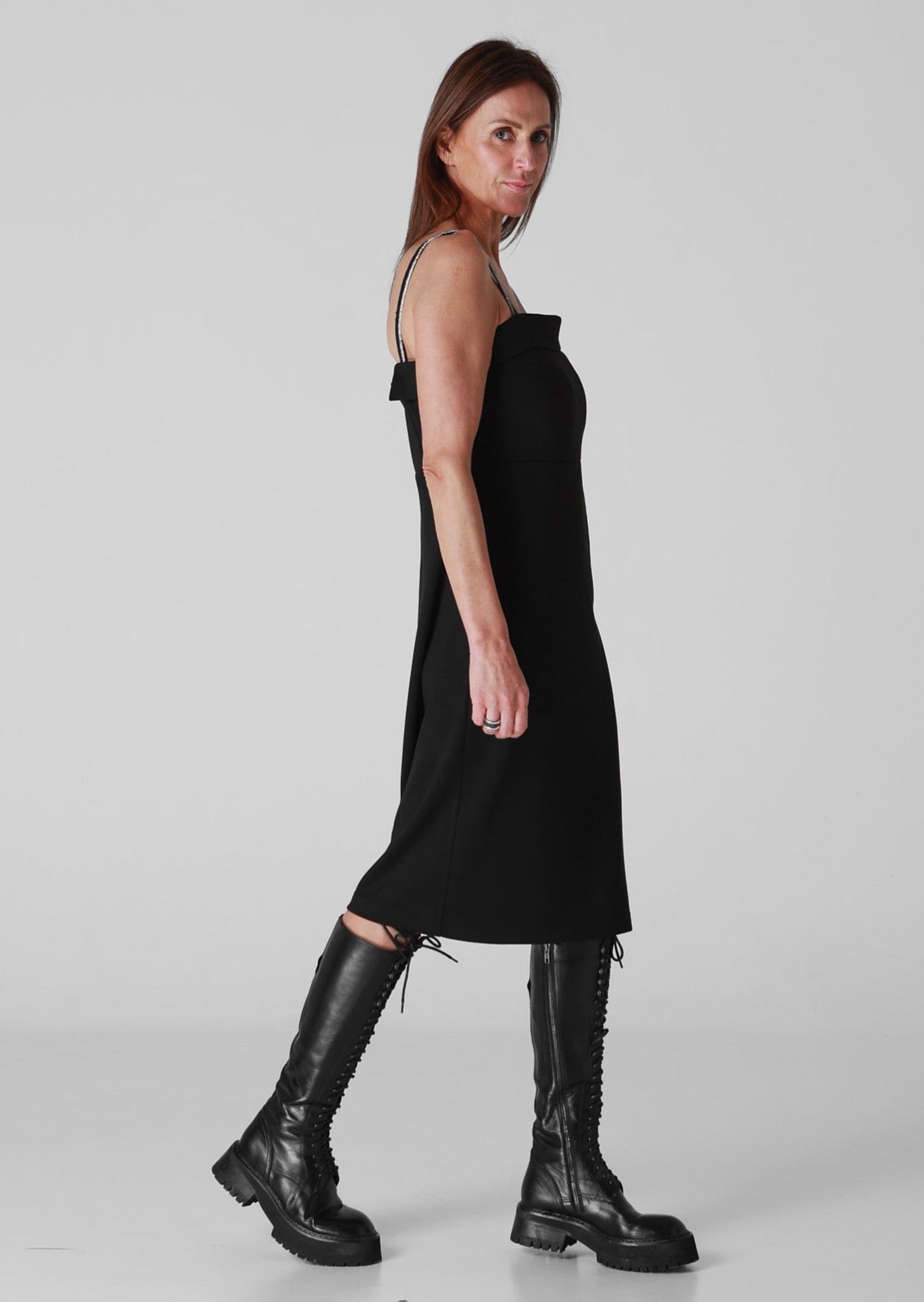 Базовое платье на блестящих бархатных бретелях.